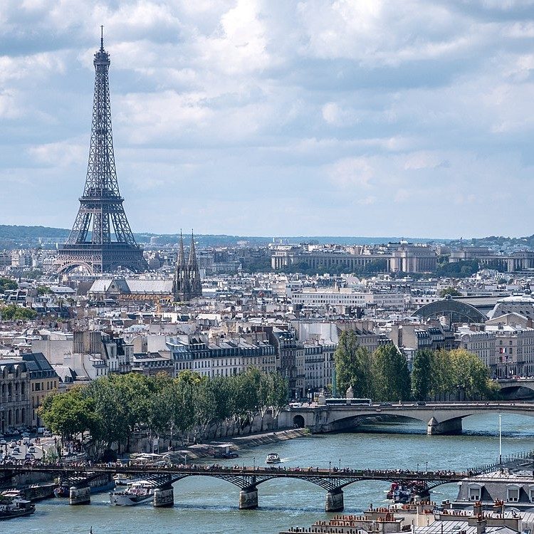 Paris: Guide to the City of Light