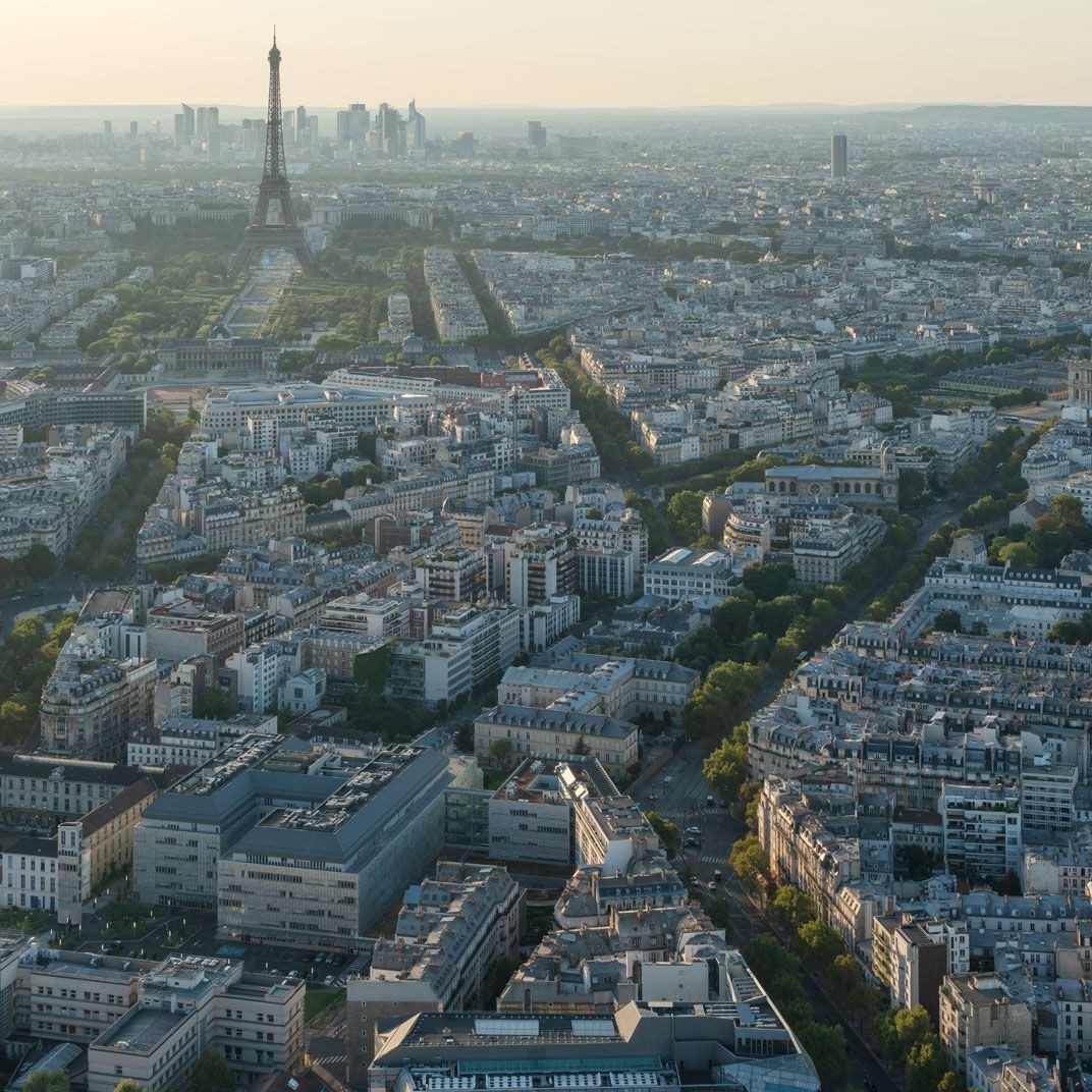 Paris: Guide to the City of Light